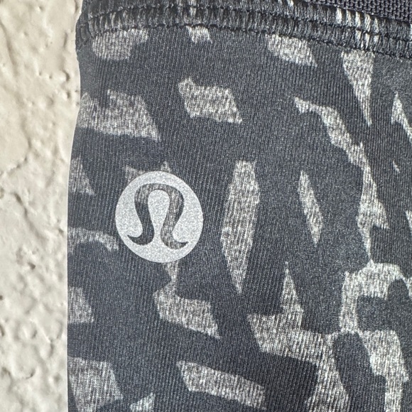 Lululemon Black and Gray Patterned Mesh Leggings XXS - Picture 2 of 8
